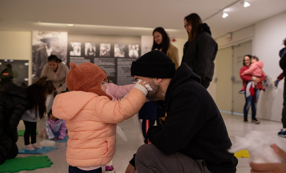 MON promove atividade sobre a obra de Chiharu Shiota para bebês de 2 a 3 anos