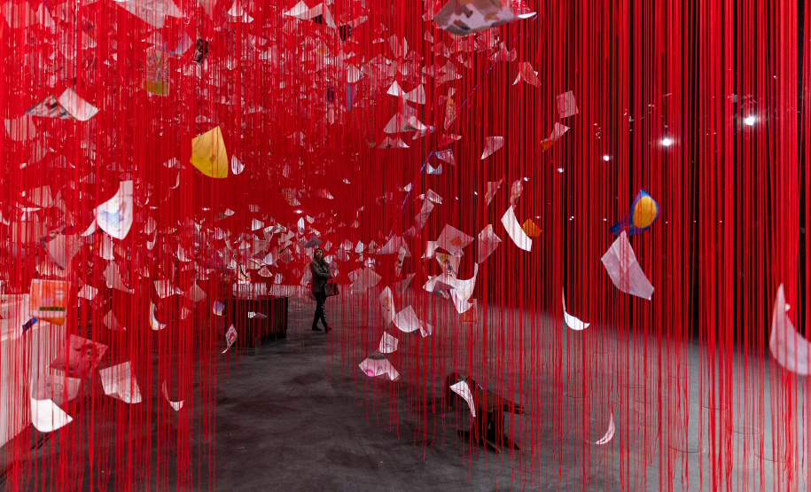 MON promove atividade sobre a obra de Chiharu Shiota para bebês de 2 a 3 anos