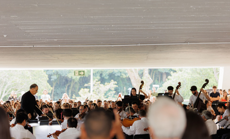 Orquestra Sinfônica do Paraná apresenta neste sábado (26) repertório que celebra a música e a cultura paranaense no Auditório do MON