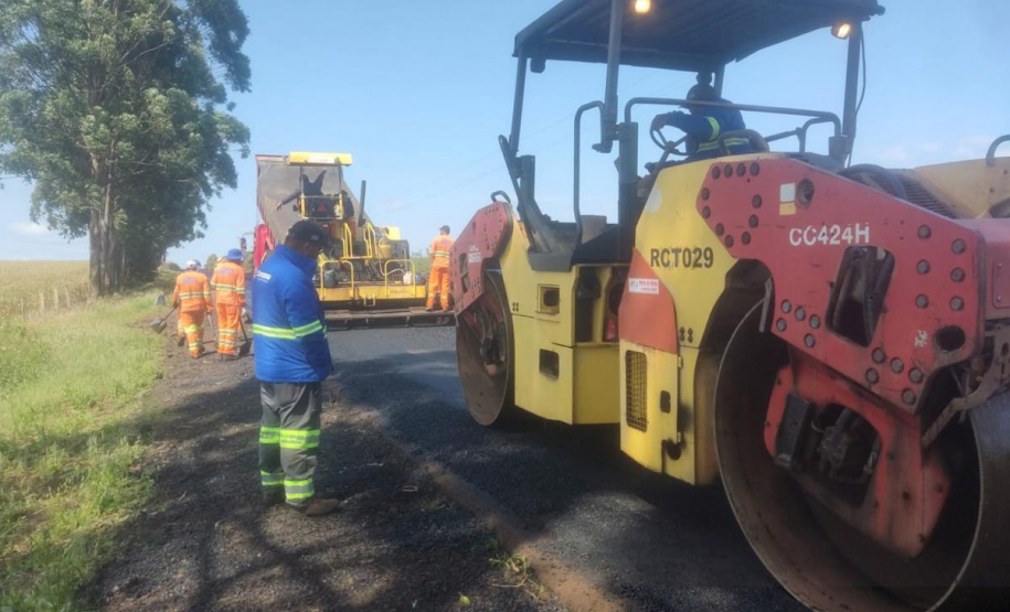 Conservação da PR-436 entre Bandeirantes e Abatiá.