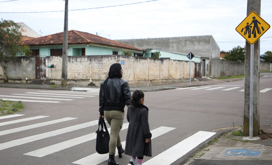 Programa do Detran-PR entrega 33,3 mil novas placas de trânsito a 167 municípios