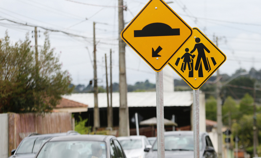 Programa do Detran-PR entrega 33,3 mil novas placas de trânsito a 167 municípios