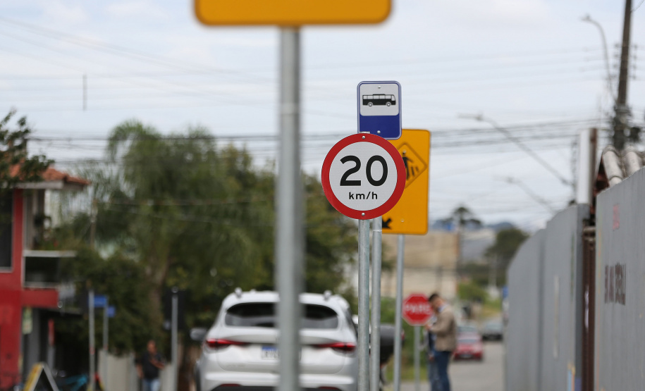 Programa do Detran-PR entrega 33,3 mil novas placas de trânsito a 167 municípios