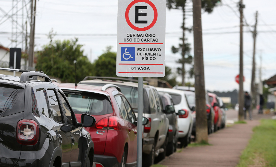 Programa do Detran-PR entrega 33,3 mil novas placas de trânsito a 167 municípios