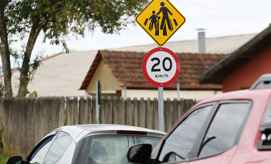 Programa do Detran-PR entrega 33,3 mil novas placas de trânsito a 167 municípios