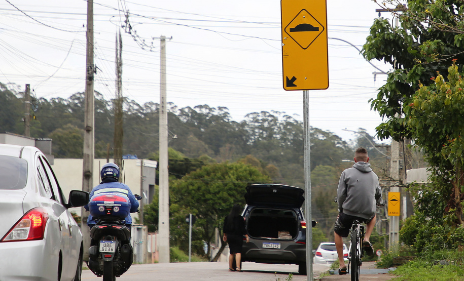 Programa do Detran-PR entrega 33,3 mil novas placas de trânsito a 167 municípios