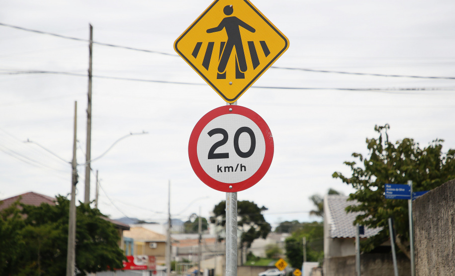 Programa do Detran-PR entrega 33,3 mil novas placas de trânsito a 167 municípios