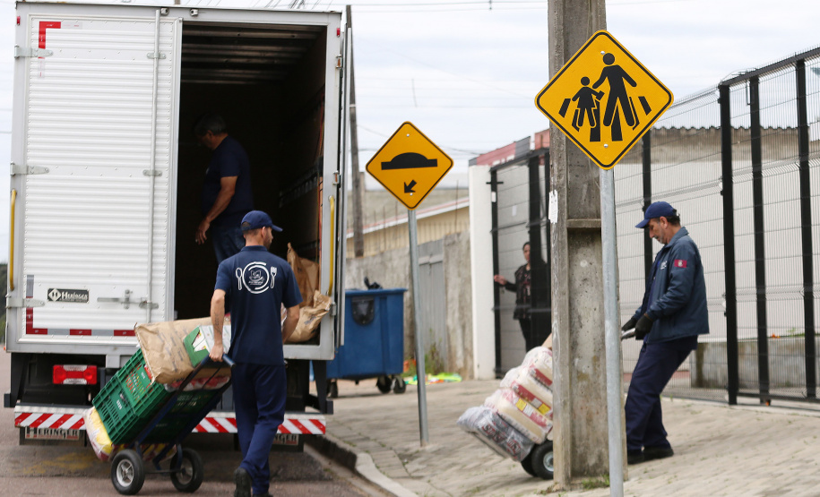 Programa do Detran-PR entrega 33,3 mil novas placas de trânsito a 167 municípios