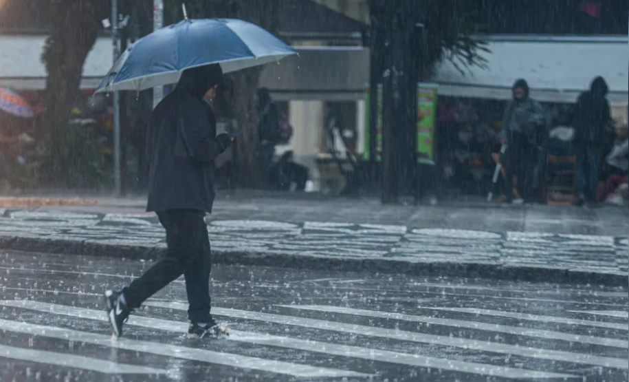 TEMPERATURAS SOBEM NO INTERIOR E CHUVA FICA MAIS INTENSA NO PARANÁ NO FERIADO