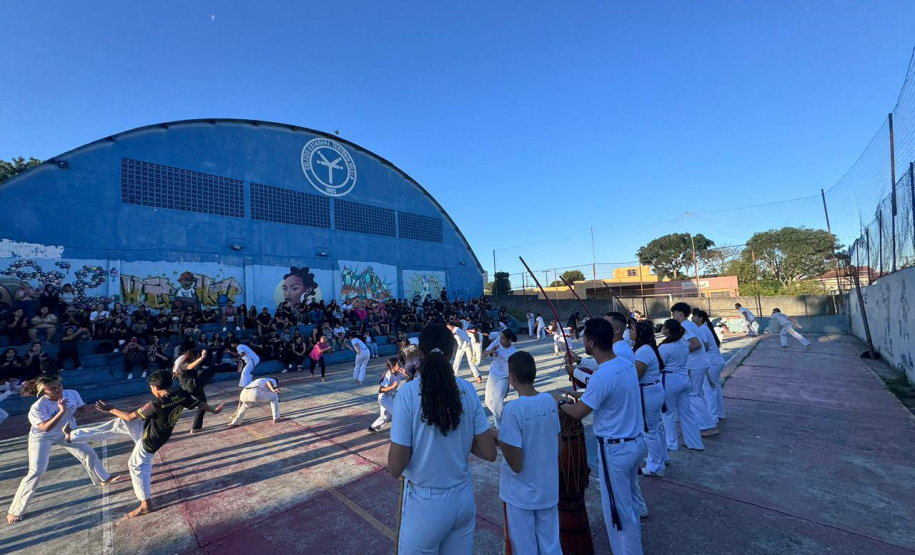 Mais de 150 estudantes da rede estadual participam de batizado e troca de cordas de projeto de capoeira em Curitiba