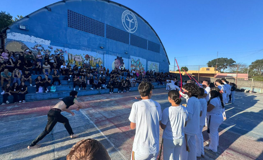 Mais de 150 estudantes da rede estadual participam de batizado e troca de cordas de projeto de capoeira em Curitiba