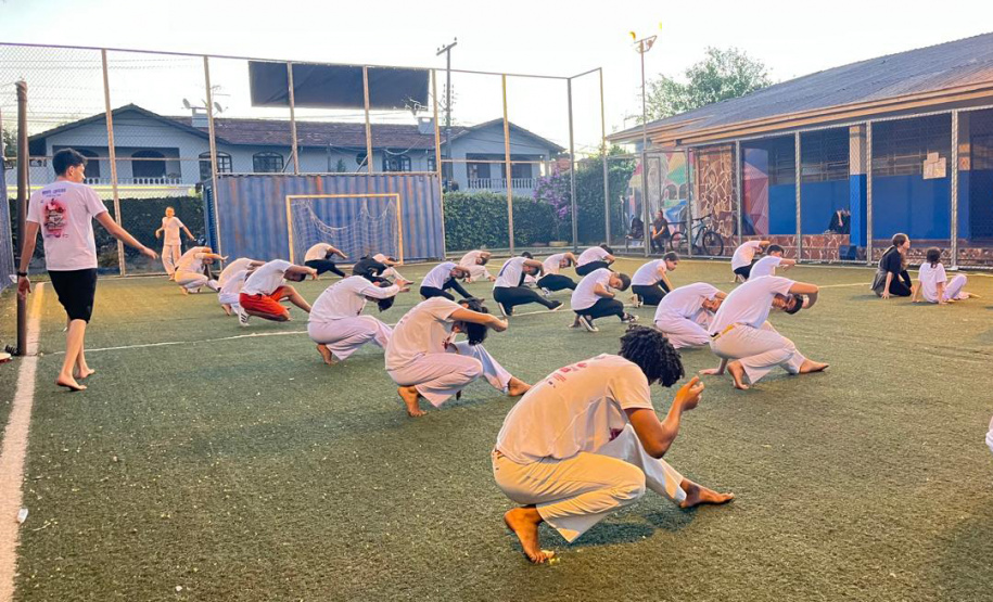 Mais de 150 estudantes da rede estadual participam de batizado e troca de cordas de projeto de capoeira em Curitiba