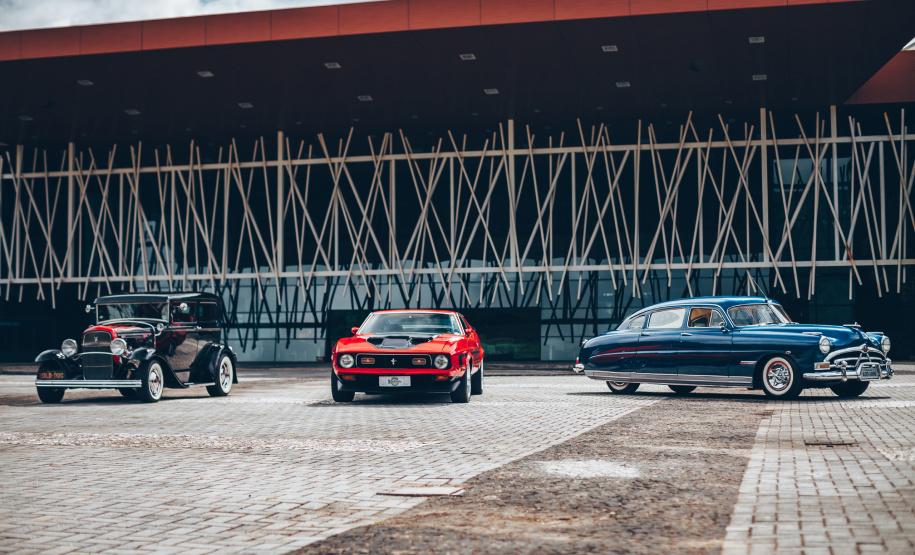 Curitiba recebe 7ª Old & Low Car e fomenta turismo sobre rodas no Estado