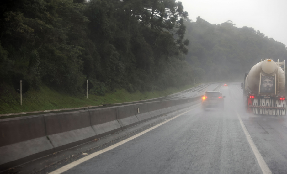 Governo do Estado monitora rodovias estaduais; chuva intensa causa deslizamento em encostas