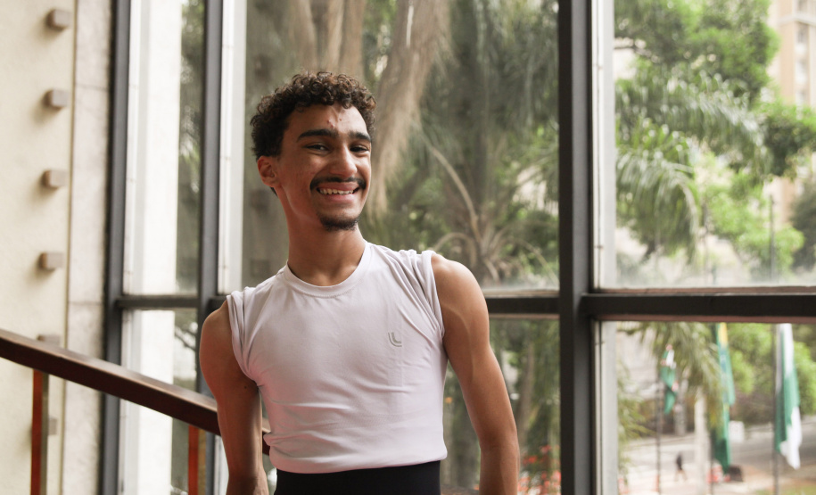 TEATRO GUAIRA - Aluno da Escola de Dança Teatro Guaíra conquista oportunidade em companhia italiana