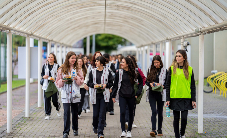 Dia do professor: evento para incentivo à docência reúne 800 estudantes em Curitiba e Maringá