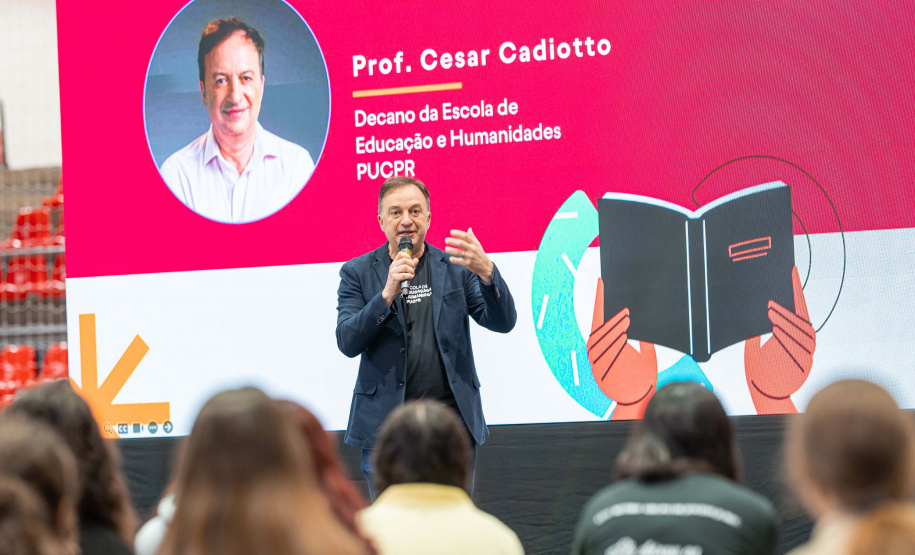 Dia do professor: evento para incentivo à docência reúne 800 estudantes em Curitiba e Maringá