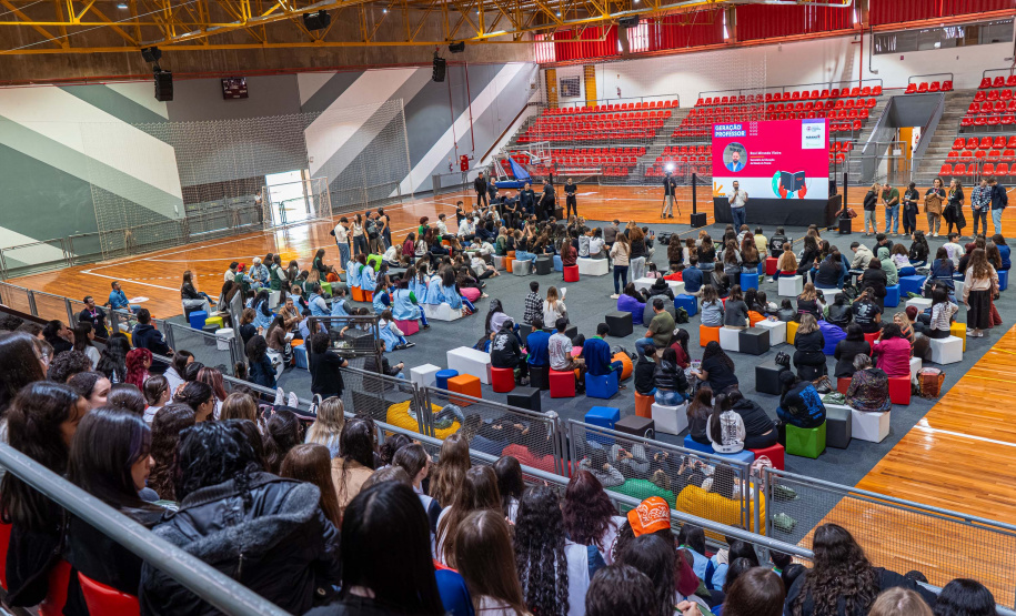 Dia do professor: evento para incentivo à docência reúne 800 estudantes em Curitiba e Maringá