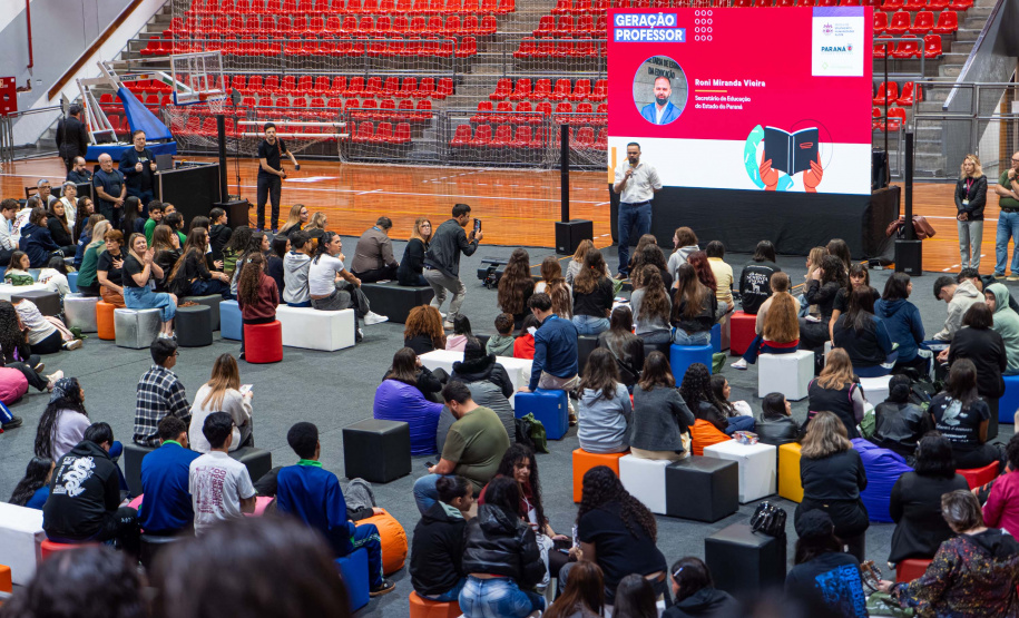 Dia do professor: evento para incentivo à docência reúne 800 estudantes em Curitiba e Maringá