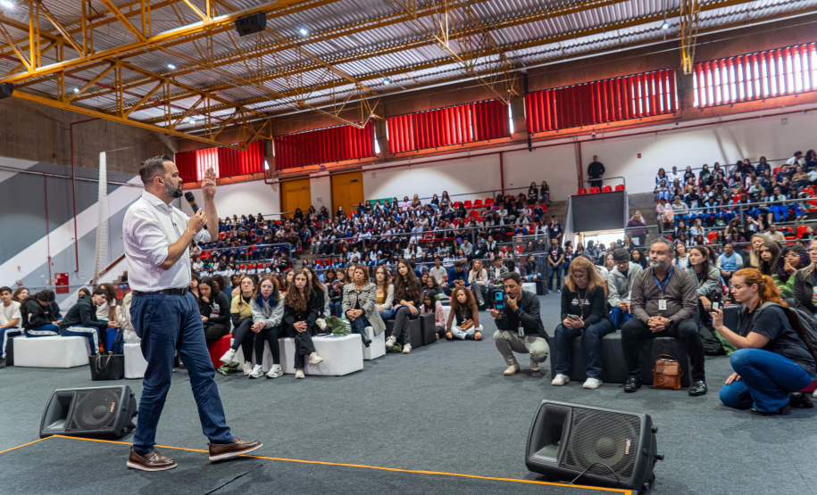 Dia do professor: evento para incentivo à docência reúne 800 estudantes em Curitiba e Maringá