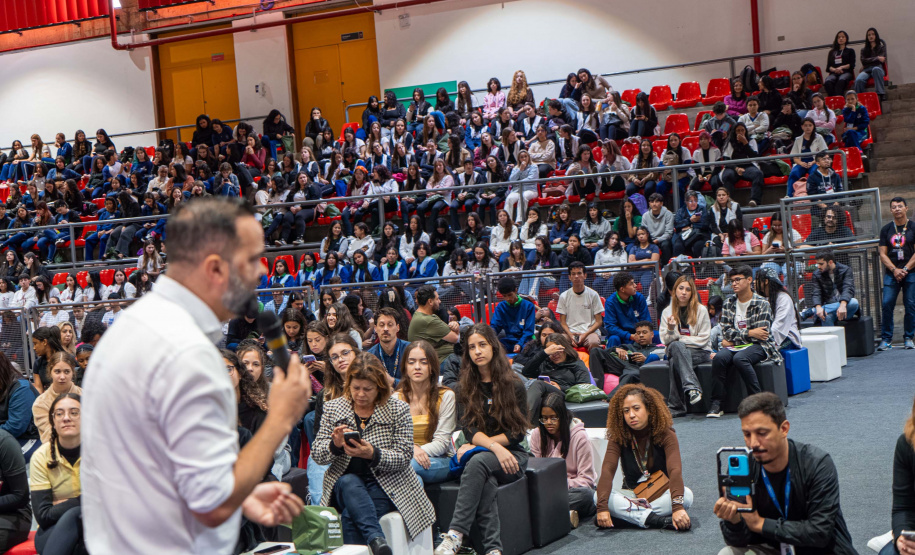 Dia do professor: evento para incentivo à docência reúne 800 estudantes em Curitiba e Maringá