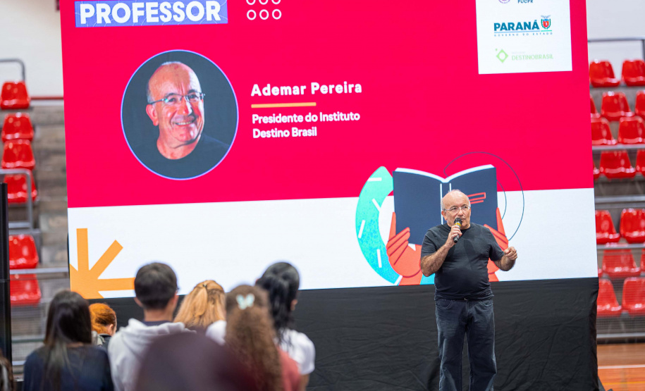 Dia do professor: evento para incentivo à docência reúne 800 estudantes em Curitiba e Maringá