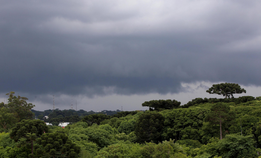 OUTUBRO TERÁ CHUVA ACIMA DA MÉDIA E OSCILAÇÕES DE TEMPERATURA NO PARANÁ