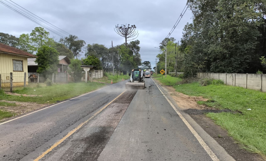 Conservação do pavimento na PR-438 entre Ponta Grossa e Fernandes Pinheiro.