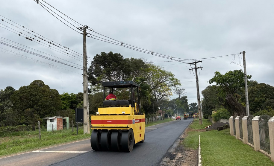 Conservação do pavimento na PR-438 entre Ponta Grossa e Fernandes Pinheiro.