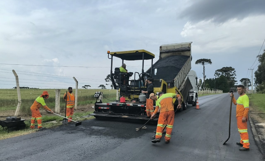 Conservação do pavimento na PR-438 entre Ponta Grossa e Fernandes Pinheiro.