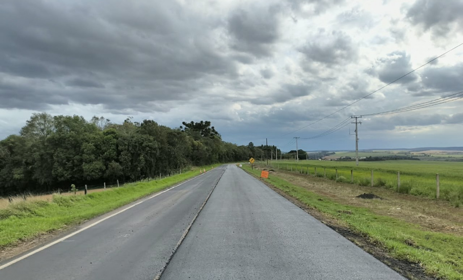 Conservação do pavimento na PR-438 entre Ponta Grossa e Fernandes Pinheiro.