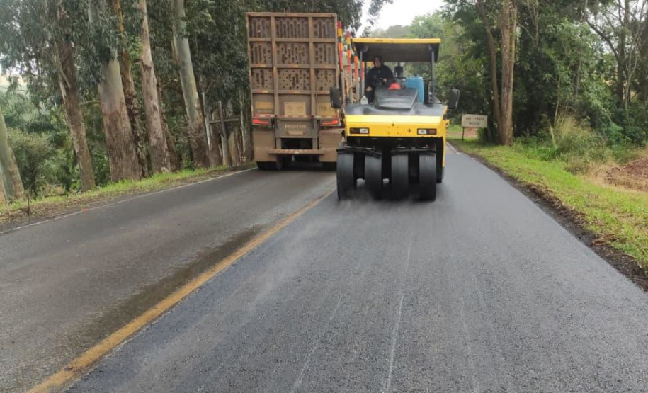 Rodovia de Manoel Ribas está recebendo serviços de conservação do DER/PR