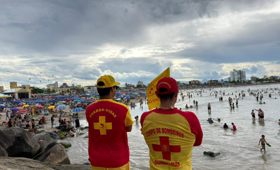 Bombeiros reforçam prevenção no Litoral durante feriado de Finados e preparam efetivo para o Verão
