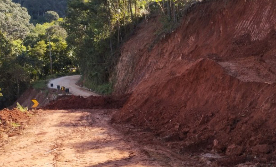 DER/PR realiza serviços na PR-340 e tráfego terá bloqueios entre Tunas do Paraná e Cerro Azul nesta quinta