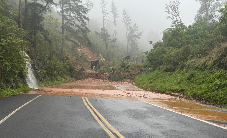 Estado trabalha na desobstrução de rodovias estaduais