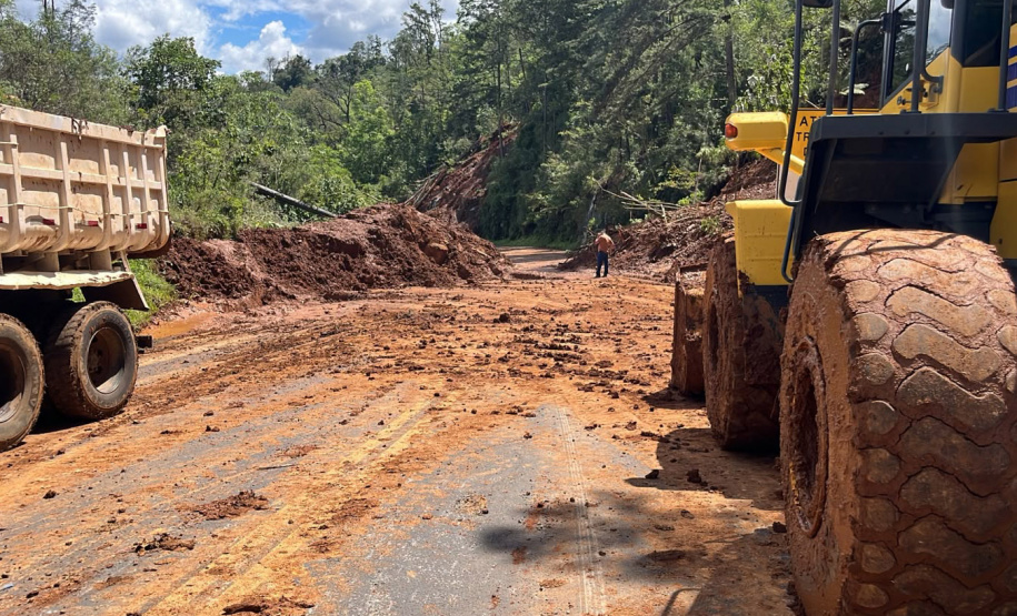Rodovias estaduais têm trechos interditados por estragos da chuva e manutenções no Paraná
