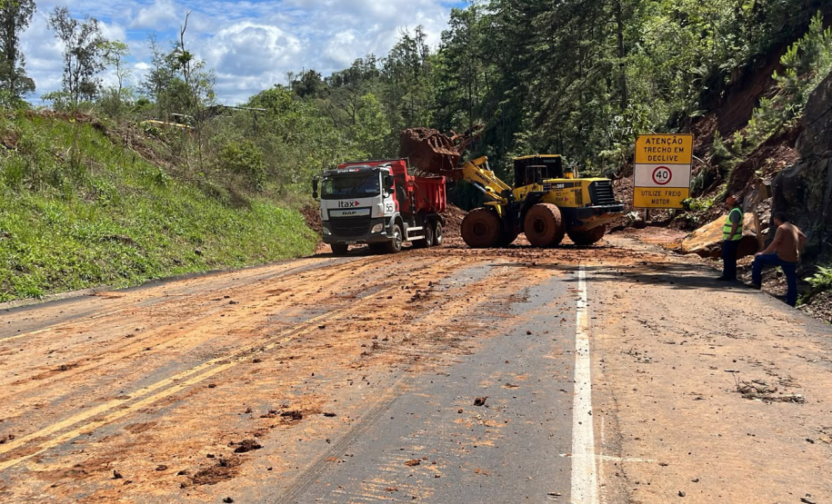 Rodovias estaduais têm trechos interditados por estragos da chuva e manutenções no Paraná