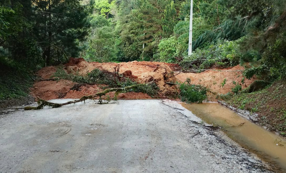 Rodovias estaduais têm trechos interditados por estragos da chuva e manutenções no Paraná
