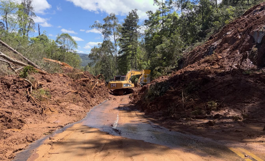 Rodovias estaduais têm trechos interditados por estragos da chuva e manutenções no Paraná