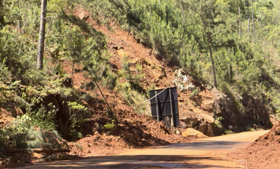 Rodovias estaduais têm trechos interditados por estragos da chuva e manutenções no Paraná
