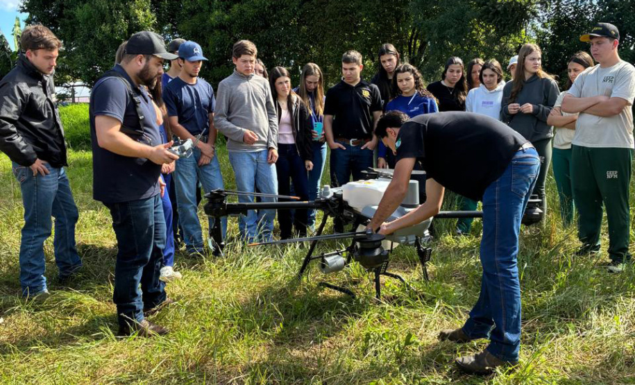 Colégios agrícolas do Paraná recebem drones para aulas práticas