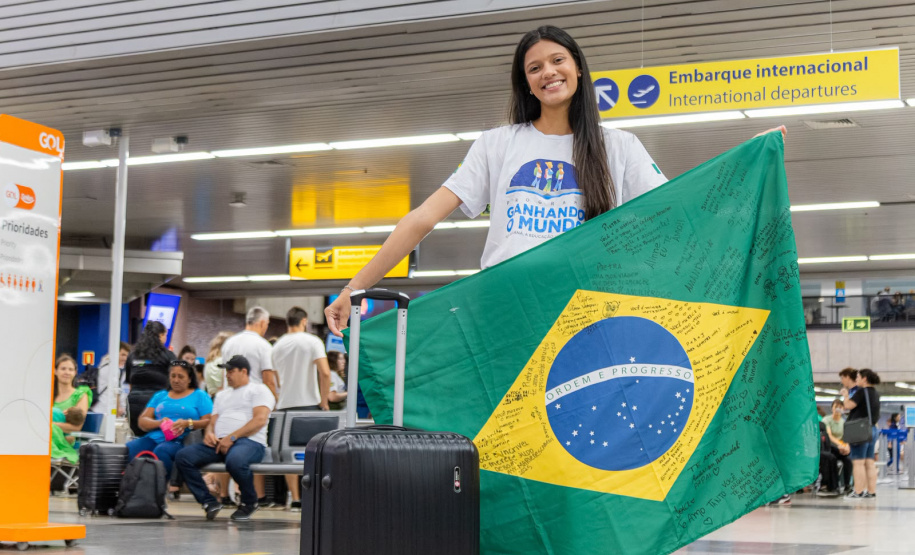 Estudante da rede estadual lança livro sobre intercâmbio na Irlanda e inspira no Dia Nacional do Livro