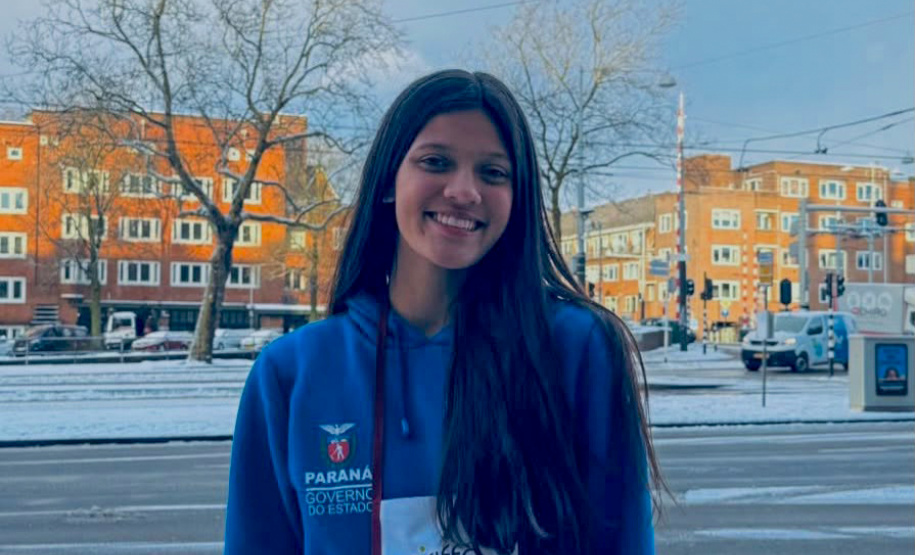 Estudante da rede estadual lança livro sobre intercâmbio na Irlanda e inspira no Dia Nacional do Livro