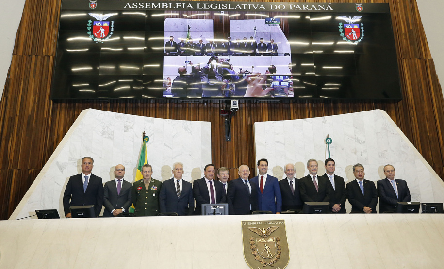 O governador Carlos Massa Ratinho Júnior tomou posse na manhã desta terça-feira (01) na Assembleia Legislativa do Paraná. O governador e o vice Darci Piana, ao lado de suas famílias, subiram a rampa da Assembleia e foram recebidos pelo presidente da Casa, deputado Ademar Traiano. Os eleitos também receberam as primeiras honras militares. - Curitiba, 01/01/2019 - Foto: Arnaldo Alves/ANPr