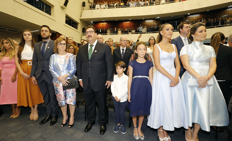 O governador Carlos Massa Ratinho Júnior tomou posse na manhã desta terça-feira (01) na Assembleia Legislativa do Paraná. O governador e o vice Darci Piana, ao lado de suas famílias, subiram a rampa da Assembleia e foram recebidos pelo presidente da Casa, deputado Ademar Traiano. Os eleitos também receberam as primeiras honras militares. - Curitiba, 01/01/2019 - Foto: Arnaldo Alves/ANPr