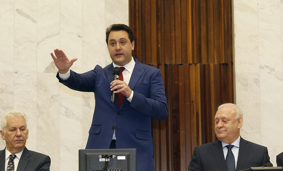 O governador Carlos Massa Ratinho Júnior tomou posse na manhã desta terça-feira (01) na Assembleia Legislativa do Paraná. O governador e o vice Darci Piana, ao lado de suas famílias, subiram a rampa da Assembleia e foram recebidos pelo presidente da Casa, deputado Ademar Traiano. Os eleitos também receberam as primeiras honras militares. - Curitiba, 01/01/2019 - Foto: Arnaldo Alves/ANPr