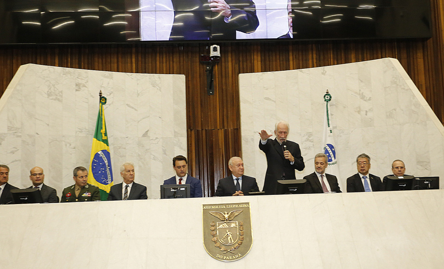 O governador Carlos Massa Ratinho Júnior tomou posse na manhã desta terça-feira (01) na Assembleia Legislativa do Paraná. O governador e o vice Darci Piana, ao lado de suas famílias, subiram a rampa da Assembleia e foram recebidos pelo presidente da Casa, deputado Ademar Traiano. Os eleitos também receberam as primeiras honras militares. - Curitiba, 01/01/2019 - Foto: Arnaldo Alves/ANPr