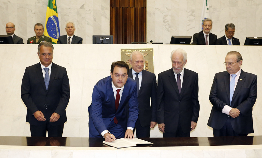 O governador Carlos Massa Ratinho Júnior tomou posse na manhã desta terça-feira (01) na Assembleia Legislativa do Paraná. O governador e o vice Darci Piana, ao lado de suas famílias, subiram a rampa da Assembleia e foram recebidos pelo presidente da Casa, deputado Ademar Traiano. Os eleitos também receberam as primeiras honras militares. - Curitiba, 01/01/2019 - Foto: Arnaldo Alves/ANPr