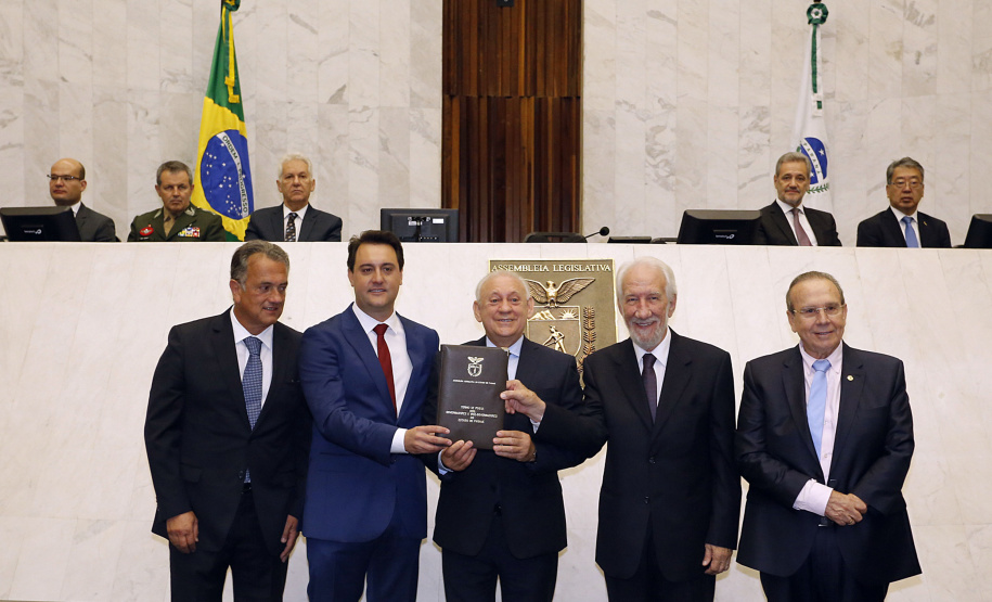 O governador Carlos Massa Ratinho Júnior tomou posse na manhã desta terça-feira (01) na Assembleia Legislativa do Paraná. O governador e o vice Darci Piana, ao lado de suas famílias, subiram a rampa da Assembleia e foram recebidos pelo presidente da Casa, deputado Ademar Traiano. Os eleitos também receberam as primeiras honras militares. - Curitiba, 01/01/2019 - Foto: Arnaldo Alves/ANPr