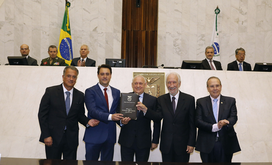 O governador Carlos Massa Ratinho Júnior tomou posse na manhã desta terça-feira (01) na Assembleia Legislativa do Paraná. O governador e o vice Darci Piana, ao lado de suas famílias, subiram a rampa da Assembleia e foram recebidos pelo presidente da Casa, deputado Ademar Traiano. Os eleitos também receberam as primeiras honras militares. - Curitiba, 01/01/2019 - Foto: Arnaldo Alves/ANPr